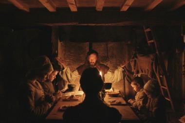 『ウィッチ』　ろうそくの灯で撮影された場面は宗教画のよう。低音ボイスが印象的な父親の姿はイエスっぽい。