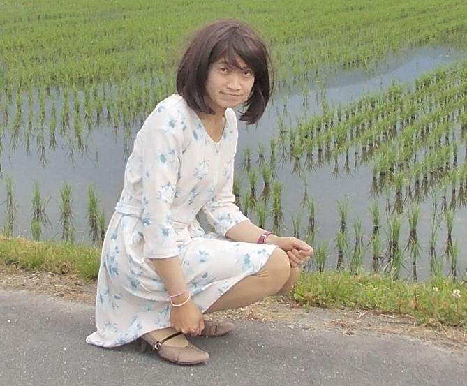 伊藤 由子 よしこ の女装日記 ワンピースのスカート 田んぼで座る