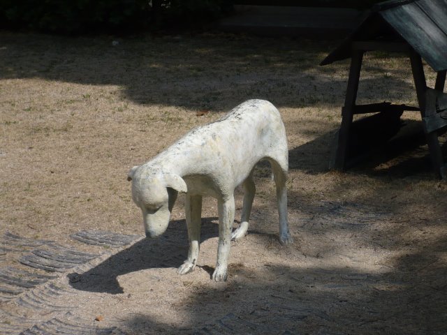 P1080955犬の銅像