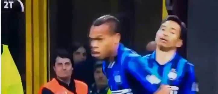 Nagatomo asking Biabiany for the ball in a game vs Juventus