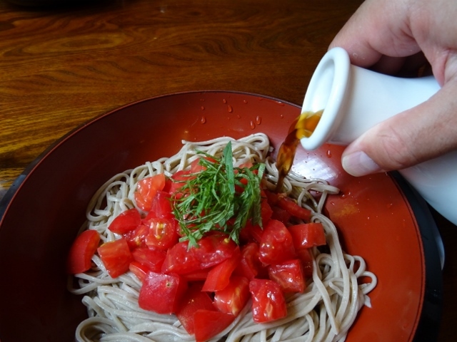寿楽庵　完熟トマト蕎麦　つゆを入れる