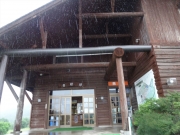 雨の中の家族旅行村管理棟