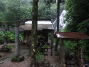 ロード歩きで出会った滝を祀る神社