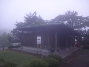 テントを張った舞鶴公園トイレ小屋