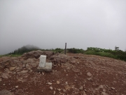 霧の中の西大巓山頂