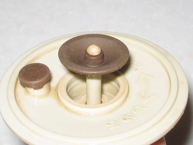 TIGER コーヒーメーカー 真空ステンレスサーバータイプ 8 杯用 ACW-S080-KQ コーヒー汚れ・こびりつきが付着したコーヒーサーバーフタの弁パッキン内部のコーヒー汚れ・こびりつきを綿棒を使って落とす