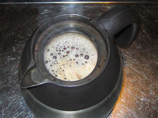 TIGER コーヒーメーカー 真空ステンレスサーバータイプ 8 杯用 ACW-S080-KQ コーヒー汚れ・こびりつきがあるコーヒーサーバー内部に適量投入したやさしい 洗濯用 酸素系漂白剤に熱湯をゆっくり注ぎいれる