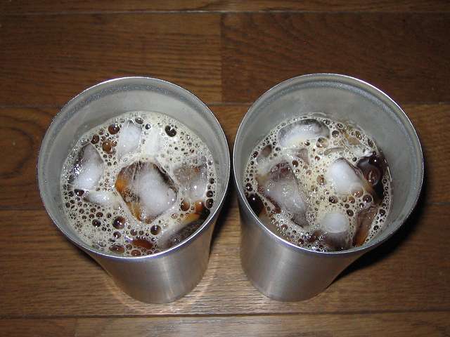 TIGER コーヒーメーカー 真空ステンレスサーバータイプ カフェブラック 8杯用 ACW-S080-KQ でドリップしたコーヒーで、ステンレスタンブラーに氷を入れてアイスコーヒー