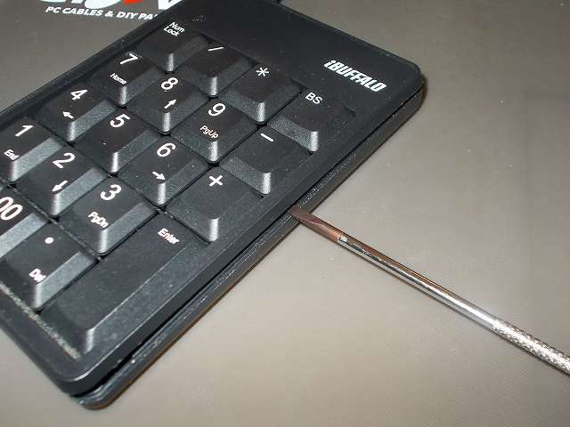 iBUFFALO テンキーボード USB接続 19mmピッチ ブラック BSTK02BK メンテナンス 分解作業、マイナスドライバーを使ってテンキーボードのケースを分解、キズがつきやすいためマイナスドライバーの扱いに注意