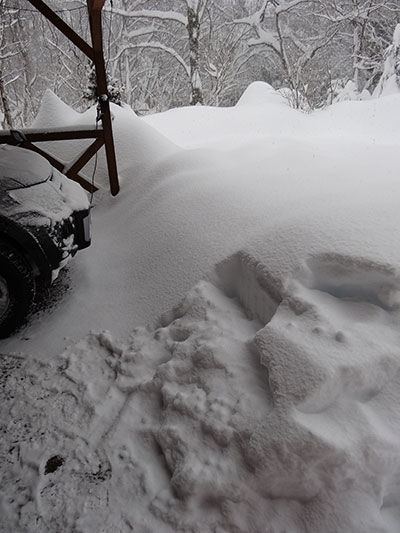 軽井沢の大雪3日目。家の前の町道を人力除雪 - 軽井沢ドリームハウス 