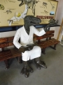 えちぜん鉄道福井駅　構内ベンチの恐竜像