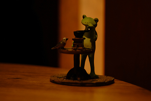 ツバキアキラが、エクセルシオールカフェでコーヒーを飲みながら撮った、カエルのコポーシリーズ・Mr.Frog
