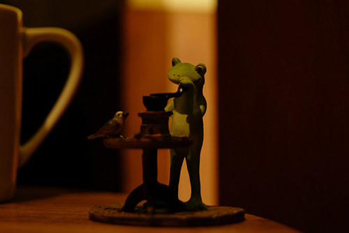 ツバキアキラが、エクセルシオールカフェでコーヒーを飲みながら撮った、カエルのコポーシリーズ・Mr.Frog
