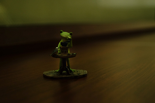 ツバキアキラが、ドトールでコーヒーを飲みながら撮った、カエルのコポーシリーズ・Mr.Frog
