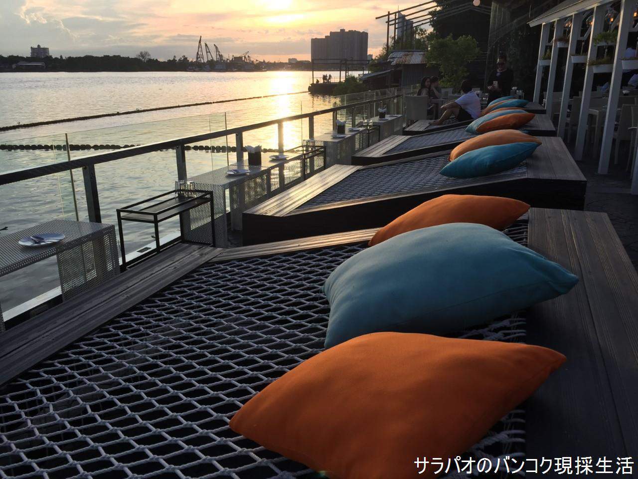ブリ・タラで川に沈む夕日を見ながら夕食 near BRT ワット・パリワート駅