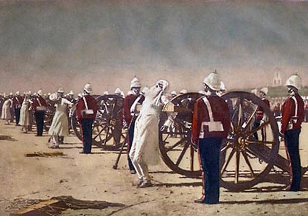 ヴェレシチャーギンが1884年に描いた絵画。反乱軍兵士を砲に括り付け、木の弾丸を発射する英軍による見せしめ。兵の軍装は反乱当時のものではなく描いた年代のものである。