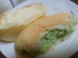 【写真】八天堂きさらづのクリームパン（カスタードと抹茶）