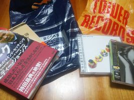 【写真】新宿で購入した紀伊國屋書店新宿本店の本とタワーレコードのCD