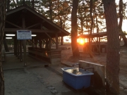 キャンプ場の炊事場・水場と夕陽