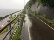 自転車道から国道８号と日本海を見下ろす
